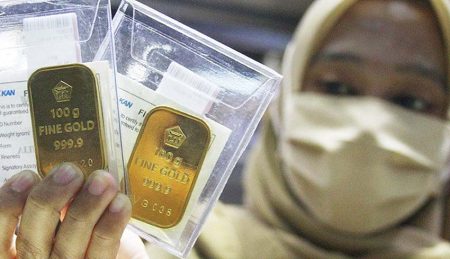 Harga Emas Tembus Rp1,9 Juta! Antrean Panjang, Investasi Menggila?