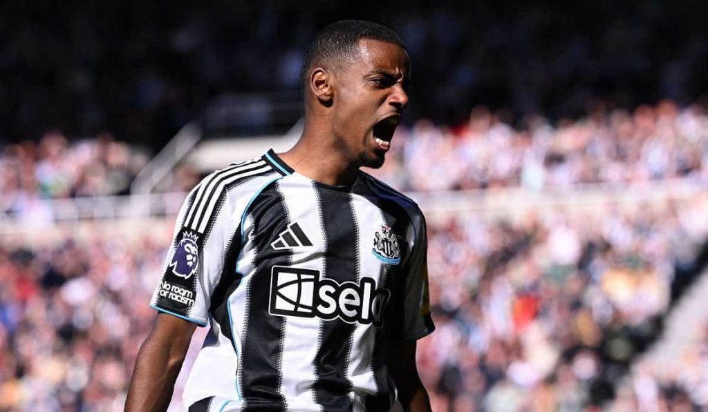 ระเบิดวงการ! อนาคตอิซัคสั่นคลอน นิวคาสเซิลทุ่มมหาศาลคว้าตัวแทน!