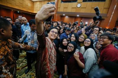 หัวใจเศรษฐกิจไทยสั่นสะเทือน! อำลาคุณยายสมหวัง! ภาพสุดประทับใจข้าราชการกระทรวงการคลังร้องไห้ส่งคุณยายมูลี่!