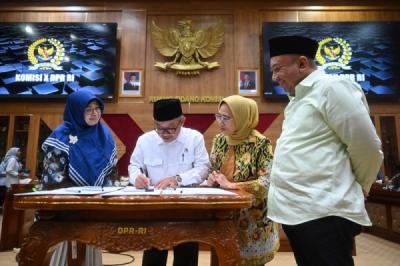 ระเบิดวงการศึกษา! งบฯ กระทรวงศึกษาธิการปี 2569 ทะลุ 55.4 ล้านล้านบาท! อนาคตการศึกษาไทยจะเปลี่ยนไปอย่างไร?