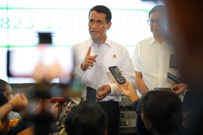 ช็อก! เกษตรกรเฮ! รัฐบาลสั่งเชือด 190 ร้านค้าปุ๋ย โก่งราคาซ้ำเติมชาวนา! (Chok! Kasetrakorn He! Ratthaban Sang Chueat 190 Rankha Pui Kong Rakha Samtoem Chaona!) (Terkejut! Petani Bersorak! Pemerintah Memerintahkan Pemotongan 190 Toko Pupuk, Menaikkan Harga dan Membebani Petani!)