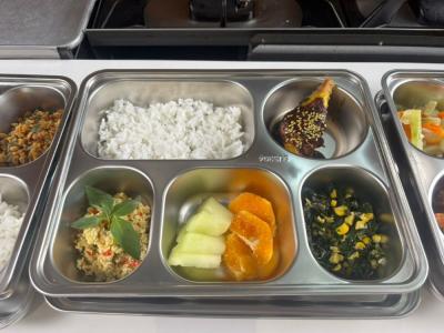 ปลาไทยพลิกโฉม! สูตรลับอาหารกลางวันเด็กไทย อร่อย ปลอดภัย ได้ประโยชน์เต็มคำ! (Pla Thai Phlik Chom! Sut Lap Ahan Klang Wan Dek Thai Aroi Plodphai Dai Prayot Tem Kham!)