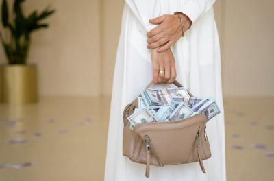 ผู้หญิงไทยแห่เข้าตลาดแรงงาน! อะไรอยู่เบื้องหลังปรากฏการณ์นี้? (Phūying Thai h̄æ̀ k̄hêā t̄alād rængngān! Xaṟai xyū̀ beụ̄̂xngh̄lạng prākt̩ikārṇ̒ nī̂?) (Perempuan Thailand Berbondong-bondong Masuk Pasar Kerja! Apa di Balik Fenomena Ini?)