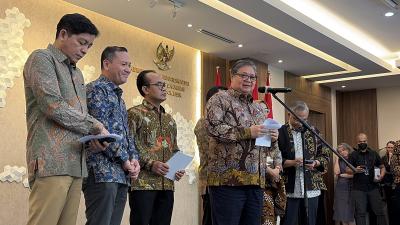 เงินทะลัก! กองทุน JETP อัดฉีดพลังงานสะอาดไทย พุ่งทะยาน 2.1 หมื่นล้านเหรียญ! (Ngoen thalak! Gong thun JETP at chid phalangngan sa-at Thai phung thayan song muen nueng phan lan rian!)