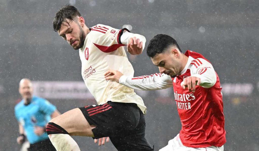 ดราม่าท้ายเกมระอุ! มาร์ติเนลลีเจตนาซ้ำเติมแข้งหงส์แดงเจ็บหนัก? อาร์เตต้าออกโรงแจงยิบ ปกป้องลูกทีมสุดตัว!