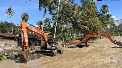 belanegara - รัฐบาลอินโดนีเซียกำลังเร่งรัดการฟื้นฟูเส้นทางคมนาคมและสะพานในหลายพื้นที่ของอาเจะห์และสุมาตราที่ได้รับผลกระทบจากภัยพิบัติครั้งใหญ่ โดยได้ระดมเครื่องจักรกลหนักหลายสิบเครื่องเพื่อเปิดการเชื่อมโยงระหว่างพื้นที่ที่เคยถูกตัดขาดจากเหตุดินถล่มและน้ำท่วมฉับพลันให้กลับมาใช้งานได้อีกครั้ง เพื่อขับเคลื่อนเศรษฐกิจและชีวิตความเป็นอยู่ของประชาชน