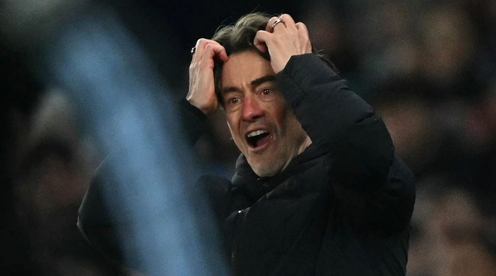 หัวข้อข่าว: สเปอร์สวิกฤตหนัก! แฟนตะโกน 'ปลดเลย' ลั่นสนาม...แต่กุนซือแฟรงค์ตอบกลับเดือด: 'ผมไม่ไปไหน!'