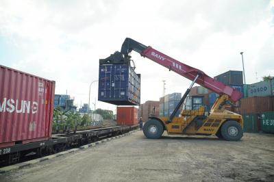 belanegara - KAI Logistik บริษัทในเครือ PT KAI (Persero) ได้สร้างสถิติที่น่าจับตาในช่วงต้นปีนี้ ด้วยปริมาณการขนส่งตู้คอนเทนเนอร์ทางรถไฟที่พุ่งสูงถึง 222,000 ตัน ตัวเลขนี้แสดงถึงการเติบโตอย่างก้าวกระโดดถึง 44% เมื่อเทียบกับช่วงเวลาเดียวกันของปี 2025 ซึ่งอยู่ที่ 154,000 ตัน ชี้ให้เห็นถึงพลวัตใหม่ในภาคโลจิสติกส์ของประเทศ