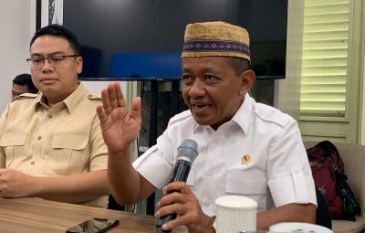 belanegara - ท่ามกลางความกังวลเรื่องน้ำมันเชื้อเพลิงของเชลล์ที่ยังคงขาดแคลนในหลายพื้นที่ รัฐมนตรีว่าการกระทรวงพลังงานและทรัพยากรธรณี (ESDM) นายบาห์ลิล ลาฮาดาเลีย ได้ออกมายืนยันว่า สต็อกน้ำมันเชื้อเพลิงของประเทศโดยรวมนั้นยังคงอยู่ในระดับที่ปลอดภัยและมีเพียงพอสำหรับทุกคน โดยเฉพาะน้ำมันเบนซิน RON 92, RON 95, RON 98 และน้ำมันดีเซล ล้วนมีพร้อมให้บริการ คำกล่าวนี้มีขึ้นระหว่างการให้สัมภาษณ์กับสื่อมวลชน ณ ทำเนียบประธานาธิบดี กรุงจาการ์ตา เมื่อวันพุธที่ 11 กุมภาพันธ์ 2569