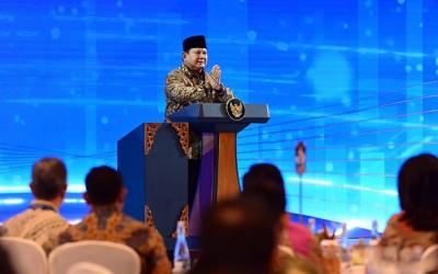 belanegara - สภาหอการค้าและอุตสาหกรรมอินโดนีเซีย (Kadin) ได้ออกโรงเรียกร้องให้ประธานาธิบดีปราโบโว ซูเบียนโต ยกเลิกแผนการนำเข้ารถกระบะสำเร็จรูป (CBU) จำนวนมหาศาลถึง 105,000 คัน คิดเป็นมูลค่าสูงถึง 24.66 ล้านล้านรูเปียห์ (ประมาณ 2.46 หมื่นล้านบาท) จากประเทศอินเดีย โดยรถยนต์เหล่านี้มีวัตถุประสงค์เพื่อสนับสนุนการดำเนินงานของสหกรณ์หมู่บ้าน/ตำบล "เมราห์ ปูติห์" ทว่า Kadin กลับมองว่านโยบายดังกล่าวอาจส่งผลกระทบอย่างรุนแรงต่ออุตสาหกรรมยานยนต์ภายในประเทศที่กำลังอยู่ในช่วงการเติบโต