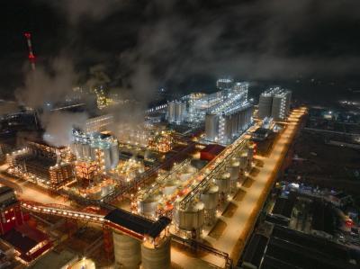 belanegara - ณ ใจกลางเกาะบอร์เนียวฝั่งตะวันตกของอินโดนีเซีย ผืนดินสีแดงอันอุดมสมบูรณ์ได้ซ่อนขุมทรัพย์ที่ครั้งหนึ่งเคยถูกมองเป็นเพียงสินค้าส่งออกไร้ค่า นั่นคือ "แร่บอกไซต์" แร่ธาตุที่เคยถูกส่งออกไปต่างประเทศโดยแทบไม่มีการเพิ่มมูลค่าใดๆ บัดนี้กำลังกลายเป็นจุดเปลี่ยนครั้งสำคัญในประวัติศาสตร์อุตสาหกรรมของอินโดนีเซีย