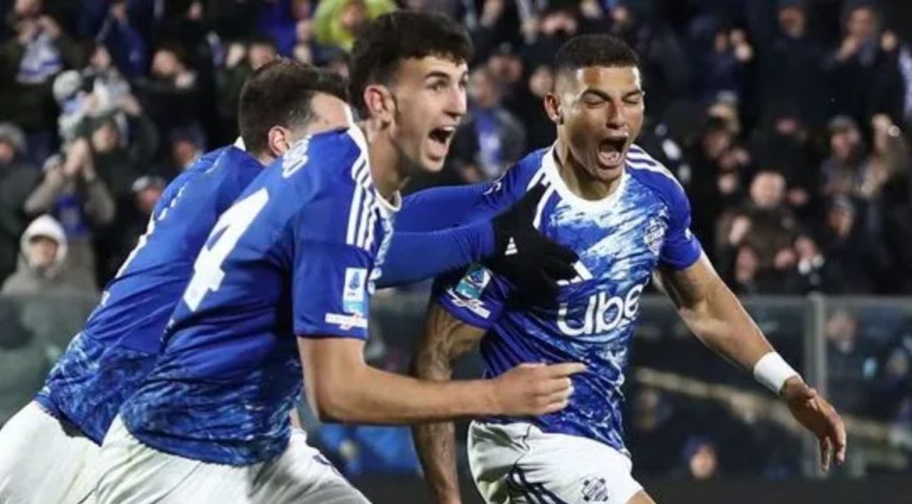 พลิกนรกดับหมาป่า! โคโมแซงโค่นโรมา 10 คน คว้าชัยสุดดราม่า เขย่าบัลลังก์ชปล. เซเรียอาเดือดระอุ!