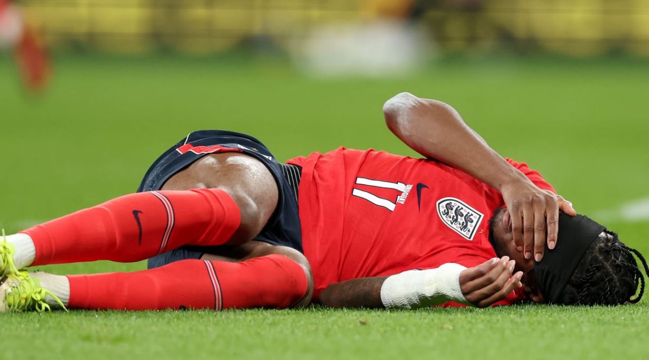 อาร์เซนอลใจหายวาบ! 'มาดูเอเก้' สวมสนับเข่าหลังรับใช้ชาติ สัญญาณร้ายก่อนศึกใหญ่ปืนใหญ่?