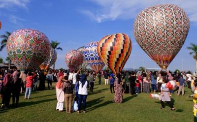 เที่ยวบินวันหยุดยาวพุ่งพรวด 4.5%! AirNav ชี้เป้าภัยเงียบกลางอากาศ: บอลลูนปริศนาคุกคามความปลอดภัยการบินอย่างร้ายแรง!