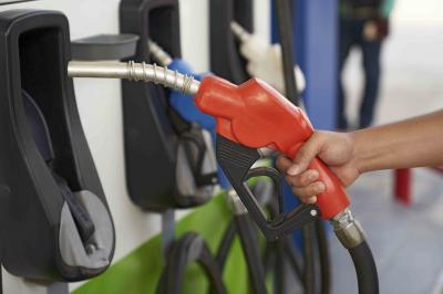 belanegara - กรุงจาการ์ตา – รัฐบาลอินโดนีเซียได้ออกมาประกาศอย่างเป็นทางการแล้วว่าจะไม่มีการปรับขึ้นราคาน้ำมันเชื้อเพลิง ทั้งชนิดที่มีการอุดหนุนและไม่มีการอุดหนุน ในวันที่ 1 เมษายน 2569 นี้ สร้างความโล่งใจให้กับประชาชนทั่วประเทศ โดยนายปราเซตโย ฮาดี รัฐมนตรีว่าการกระทรวงเลขาธิการแห่งรัฐ ได้ชี้แจงว่า การตัดสินใจครั้งสำคัญนี้เกิดขึ้นหลังจากการประสานงานอย่างใกล้ชิดระหว่างรัฐบาล กระทรวงพลังงานและทรัพยากรแร่ (ESDM) และบริษัทพลังงาน Pertamina ซึ่งเป็นไปตามคำแนะนำโดยตรงจากประธานาธิบดีปราโบโว ซูเบียนโต