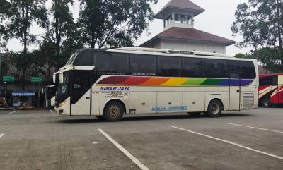belanegara - ในขณะที่ชาวอินโดนีเซียนับล้านเตรียมตัวเดินทางกลับภูมิลำเนาเพื่อเฉลิมฉลองเทศกาลเลบารันในปี 2026 ข่าวสารที่น่าตกใจจากกรมการขนส่งทางบกอินโดนีเซีย (Kementerian Perhubungan) ได้เผยให้เห็นถึงความท้าทายด้านความปลอดภัยครั้งใหญ่ โดยจากการตรวจสอบสภาพความปลอดภัยเชิงรุก (rampcheck) พบว่ามีรถบัสโดยสารมากถึง 2,060 คันที่ไม่ผ่านเกณฑ์มาตรฐานและถูกประกาศว่า 'ไม่พร้อมสำหรับการปฏิบัติการ' ซึ่งอาจเป็นภัยคุกคามต่อความปลอดภัยของผู้เดินทางจำนวนมหาศาล