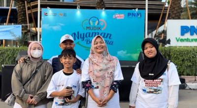 belanegara - สำหรับหลายคน การเดินทางกลับภูมิลำเนาช่วงเทศกาลอาจเป็นเพียงกิจวัตรประจำปี แต่สำหรับอีกหลายชีวิต มันคือความหวังอันเรียบง่ายที่จะได้กลับถึงบ้านอย่างปลอดภัย ไร้กังวล และได้รวมญาติกับครอบครัวที่รักอีกครั้ง โครงการ "กลับบ้านฟรีกับรัฐวิสาหกิจ" จึงถือกำเนิดขึ้นเพื่อเติมเต็มความปรารถนานี้ โดยเฉพาะอย่างยิ่งสำหรับผู้ที่ต้องเผชิญกับอุปสรรคในการเดินทาง