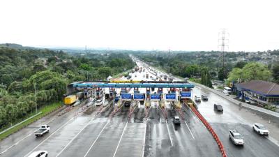 belanegara - รัฐบาลอินโดนีเซียกำลังก้าวไปอีกขั้นในการเสริมสร้างความมั่นคงของชาติ เมื่อนายโดดี้ ฮังกอโด รัฐมนตรีว่าการกระทรวงโยธาธิการและการเคหะ (PU) ได้ออกมาเปิดเผยแผนการอันน่าทึ่ง ที่จะกำหนดให้ทุกจังหวัดทั่วประเทศต้องมีถนนทางด่วนอย่างน้อยหนึ่งช่วง ที่สามารถปรับเปลี่ยนเป็นรันเวย์ฉุกเฉินสำหรับเครื่องบินขับไล่ได้ แผนดังกล่าวเกิดขึ้นภายหลังจากการฝึกซ้อมทางทหารครั้งสำคัญบนทางด่วนข้ามเกาะสุมาตรา ซึ่งเครื่องบินขับไล่ได้ลงจอดอย่างปลอดภัยบนพื้นผิวถนน สร้างความตื่นตัวและจุดประกายแนวคิดใหม่ในการใช้โครงสร้างพื้นฐานเพื่อการป้องกันประเทศ