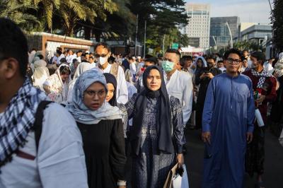 ปรากฏการณ์พลิกโฉมเศรษฐกิจ! แม้คนเดินทางลด เงินสะพัดเทศกาลอีดิลฟิตรีอินโดนีเซียพุ่งทะลุ 148 ล้านล้านรูเปียห์! รัฐบาลอัดฉีดอะไรถึงได้ผลขนาดนี้?