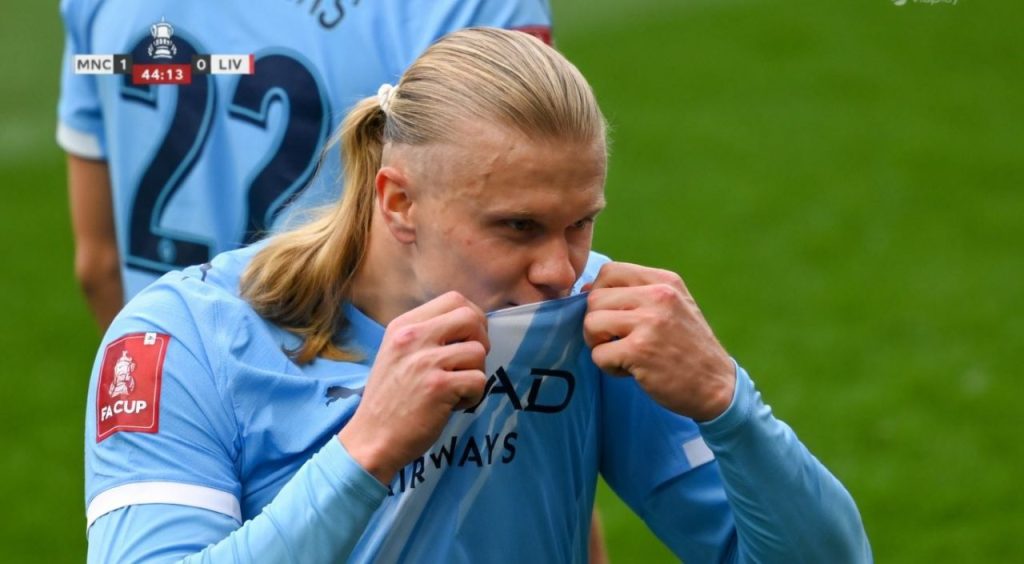 ครึ่งแรกเดือดระอุ! ฮาลันด์แผลงฤทธิ์ซัดเบิ้ล พาเรือใบสีฟ้าผงาดนำหงส์แดง 2-0 ศึกเอฟเอ คัพ