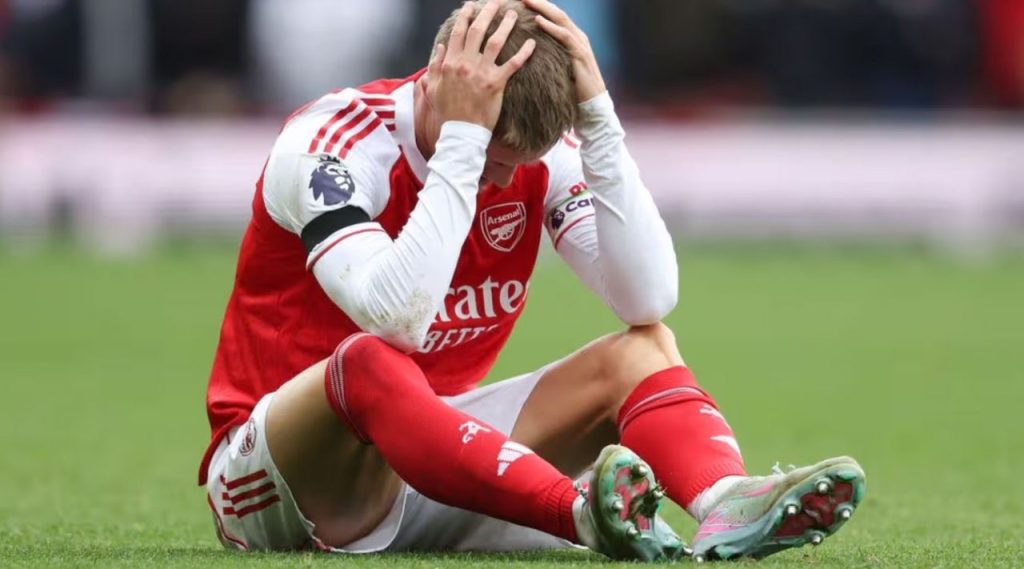 ฝันสลาย?! ปืนใหญ่เจอข่าวร้าย 'โอเดการ์ด' เจ็บซ้ำ สัญญาณอันตรายถึงบัลลังก์แชมป์พรีเมียร์ลีก!