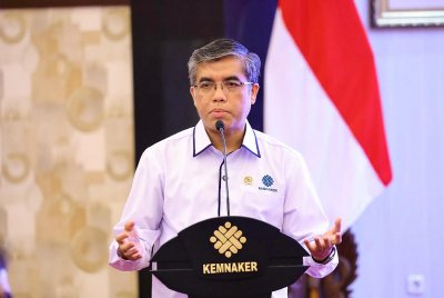 belanegara - แม้รัฐบาลจะเดินหน้าผลักดันนโยบาย Work From Home (WFH) หนึ่งวันต่อสัปดาห์ สำหรับพนักงานในภาคเอกชน รัฐวิสาหกิจ และองค์กรปกครองส่วนท้องถิ่น เพื่อเพิ่มความยืดหยุ่นในการทำงานและลดปัญหาการจราจร แต่ทว่า นโยบายนี้ไม่ได้ครอบคลุมทุกภาคส่วน โดยเฉพาะอย่างยิ่งงานที่จำเป็นต้องมีการปฏิบัติงาน ณ สถานที่จริง และการให้บริการประชาชนโดยตรง ซึ่งเป็นหัวใจสำคัญที่ต้องดำเนินต่อไปอย่างต่อเนื่อง