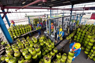 พลิกโฉมครัวเรือนอินโดฯ! แผนยักษ์ ESDM ทุ่มนำเข้าถัง CNG แสนใบ ดันก๊าซทางเลือกแทน LPG 3 กก. สู่ยุคใหม่แห่งพลังงานสะอาดและประหยัด... แต่ทำไมต้องพึ่งต่างชาติ?