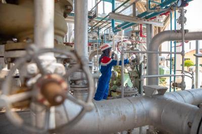 belanegara - บริษัท PT Pertamina Patra Niaga กำลังยกระดับมาตรการควบคุมคุณภาพการผลิตเชื้อเพลิงปิโตรเลียม (BBM) อย่างเข้มงวด ไม่ว่าจะเป็นน้ำมันเบนซิน ดีเซล หรือน้ำมันอากาศยาน (Avtur) ก่อนที่จะออกสู่ตลาด การคุมเข้มครั้งนี้ครอบคลุมทุกขั้นตอน ตั้งแต่กระบวนการกลั่นในโรงงาน การทดสอบในห้องปฏิบัติการ ไปจนถึงมือผู้บริโภค เพื่อให้มั่นใจว่าเชื้อเพลิงทุกหยดมีคุณภาพสูงสุด