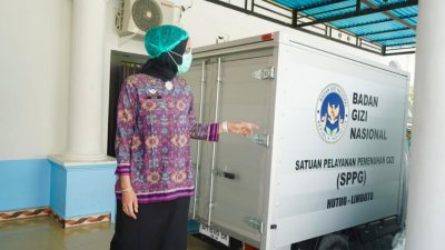 belanegara - สมาคมอาหารและโภชนาการอินโดนีเซียสำหรับพื้นที่ห่างไกล ทุรกันดาร และชายขอบ (APGI 3T) ได้ออกมาเปิดเผยว่า ศูนย์บริการโภชนาการ (SPPG) จำนวน 645 แห่ง ซึ่งตั้งอยู่ในพื้นที่ 3T (พื้นที่ด้อยโอกาส ห่างไกล และชายขอบ) กำลังรอคอยความชัดเจนด้านการดำเนินงานจากสำนักงานโภชนาการแห่งชาติ (BGN) อย่างไม่มีกำหนด ทั้งที่ศูนย์เหล่านี้ได้ดำเนินการตามข้อกำหนดในข้อตกลงความร่วมมือ (PKS) ครบถ้วนแล้ว และควรจะสามารถเปิดให้บริการได้