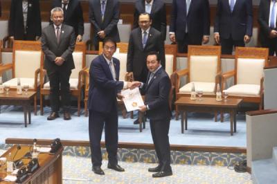 งบประมาณ 2025: รัฐมนตรีคลัง 'เปิดใจ' กลางสภาฯ! อนาคตเศรษฐกิจอินโดฯ แขวนอยู่บนเส้นด้าย?