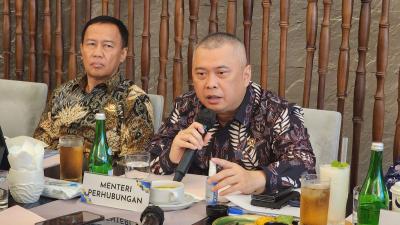 belanegara - รัฐมนตรีว่าการกระทรวงคมนาคม (รมว.คมนาคม) ดูดี้ ปุรวากันธี ได้ออกโรงเรียกร้องให้บรรดาบริษัทผู้ให้บริการแอปพลิเคชันจัดทำคำอธิบายที่ชัดเจนและครอบคลุมมากขึ้นแก่ผู้ขับขี่รถจักรยานยนต์รับจ้างออนไลน์ (โอโจล) เกี่ยวกับโครงสร้างการหักค่าธรรมเนียมแอปพลิเคชันในอัตรา 8% ซึ่งมีผลบังคับใช้มาตั้งแต่วันที่ 1 กรกฎาคม 2569 ที่ผ่านมา ท่ามกลางความสับสนที่ยังคงมีอยู่ในหมู่ผู้ขับขี่