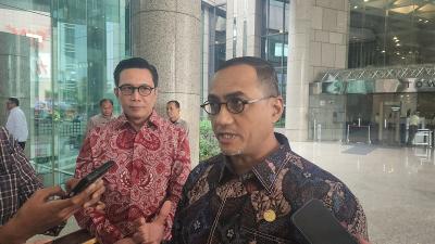 belanegara - สำนักงานคณะกรรมการกำกับหลักทรัพย์และตลาดหลักทรัพย์อินโดนีเซีย (OJK) ออกมาประเมินสถานการณ์อย่างใกล้ชิด กรณีที่ S&P Dow Jones Indices (DJI) อาจปรับลดอันดับตลาดทุนของอินโดนีเซียลงสู่ระดับ "ตลาดชายขอบ" (frontier market) โดยยืนยันว่าผลกระทบที่อาจเกิดขึ้นจากการไหลออกของเงินทุนต่างชาติ (outflow) จะมีขนาดค่อนข้างน้อย และนักลงทุนไม่จำเป็นต้องตื่นตระหนกแต่อย่างใด