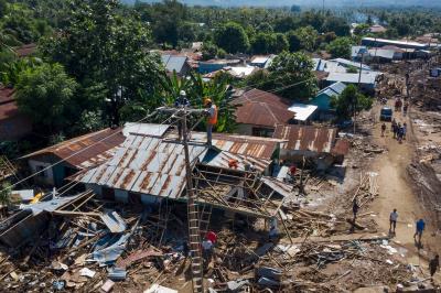 belanegara - สถานการณ์แผ่นดินไหวในจังหวัดนูซาเต็งการาตะวันออก (NTT) ยังคงเป็นที่จับตาอย่างใกล้ชิด และความช่วยเหลือด้านมนุษยธรรมก็ยังคงถูกส่งมอบอย่างต่อเนื่อง โดยอิงจากการประเมินความต้องการในพื้นที่จริงเป็นหลัก มุ่งเน้นไปที่ปัจจัยพื้นฐานสำคัญ อาทิ อาหาร น้ำดื่ม สุขอนามัย การสนับสนุนด้านโลจิสติกส์เพื่อการตอบสนองฉุกเฉิน และความจำเป็นเฉพาะของกลุ่มเปราะบาง