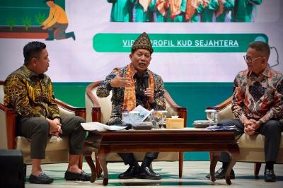 belanegara - กระทรวงสหกรณ์อินโดนีเซียกำลังผลักดันบทบาทสำคัญของสหกรณ์ภาคการเกษตรกว่า 2,587 แห่ง ในการขับเคลื่อนการแปรรูปปาล์มน้ำมันครบวงจร (hilirisasi) โดยเฉพาะอย่างยิ่งบนพื้นที่สวนปาล์มน้ำมันที่ถูกยึดคืนจากกลุ่มผู้กระทำผิดกฎหมาย ซึ่งมีขนาดมหาศาลถึง 4.1 ล้านเฮกตาร์ หรือประมาณ 25.6 ล้านไร่ ความเคลื่อนไหวครั้งนี้ถือเป็นยุทธศาสตร์สำคัญในการเสริมสร้างอำนาจต่อรองของเกษตรกรผู้ปลูกปาล์ม และยกระดับคุณภาพชีวิตของชุมชนโดยรวมให้ดีขึ้นอย่างยั่งยืน