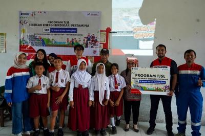 พลิกโฉมโรงเรียนห่างไกล! Pertamina NRE ส่งพลังงานสะอาดและน้ำสะอาด เปลี่ยนชีวิตนักเรียนในซิมาลุงกุนให้ดีขึ้นอย่างยั่งยืน
